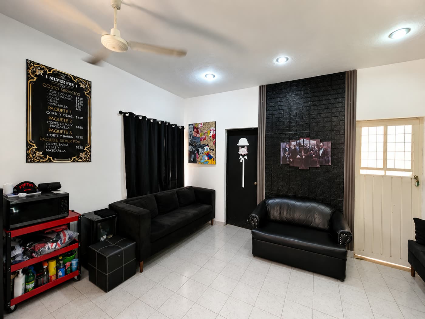 Área de espera con ambientación de la barbería