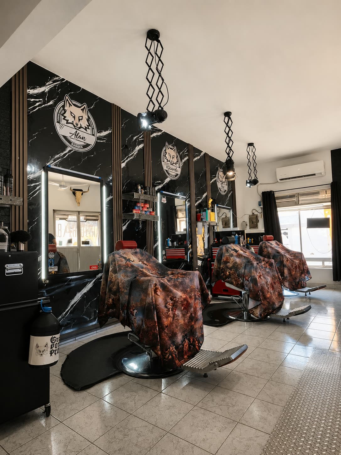 Rincón con el poste de barbería clásico