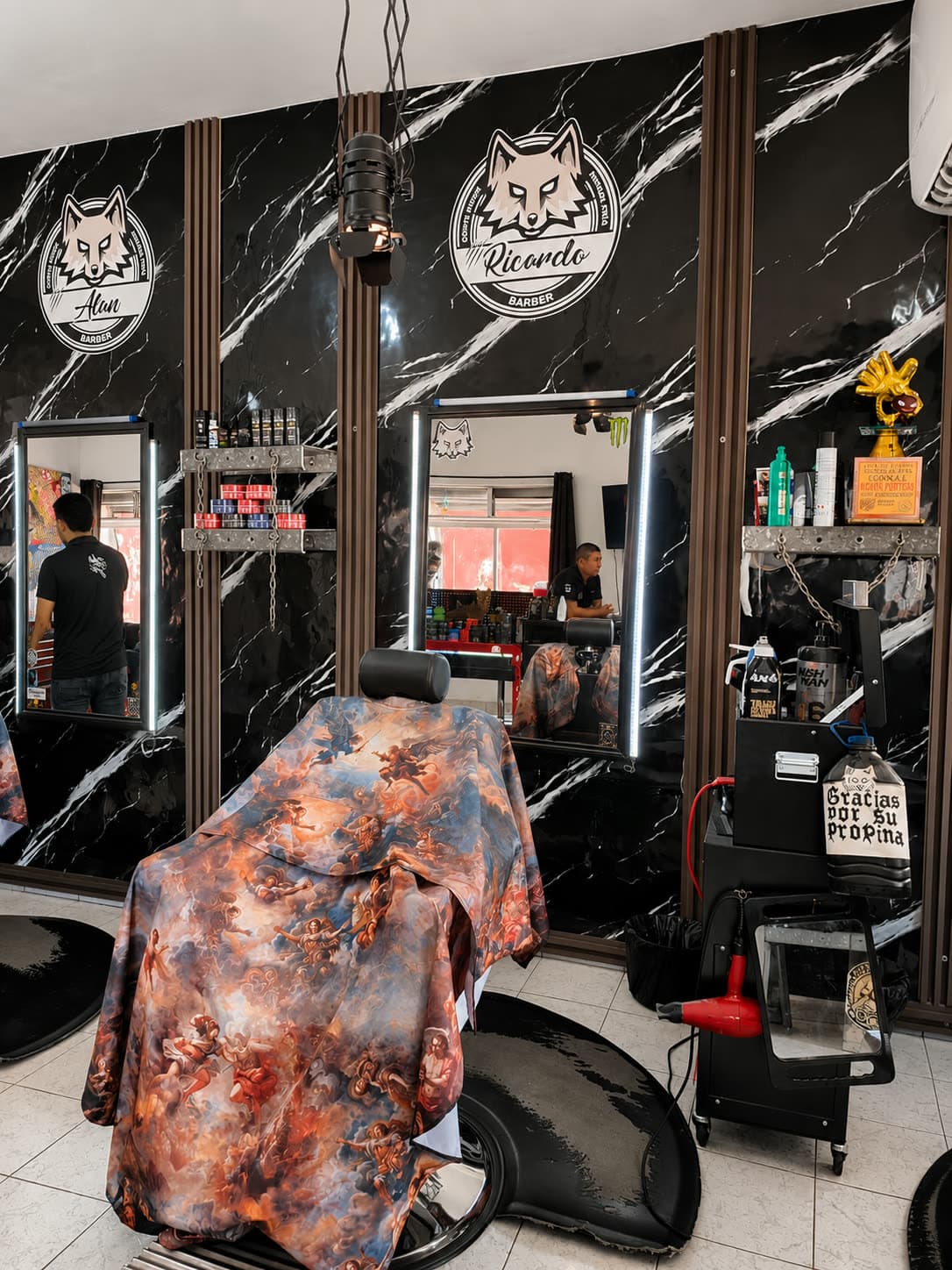 Sillas de barbero listas para el siguiente cliente